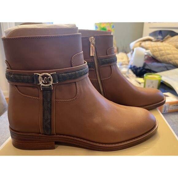 MICHAEL KORS “MINDY” FLAT LEATHER BOOT W SIGNATURE LOGO COGNAC SZ 6 MSRP$398 - Picture 6 of 10